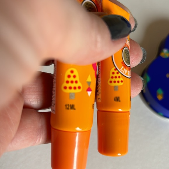 L'Occitane En Provence lip balms and facial cleanser in Holiday tin - Picture 4 of 8